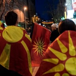 Η Συμφωνία των Πρεσπών γκρεμίζεται και το ελληνικό πολιτικό σύστημα το χαβά του